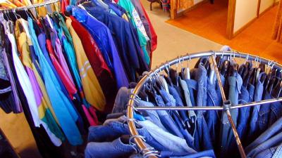 kledingrekken in winkel