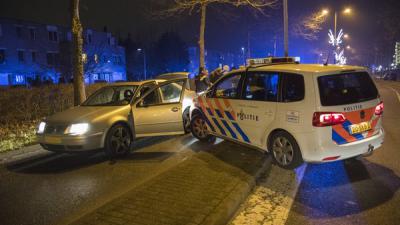 Politie rijdt auto klem en lost schot 