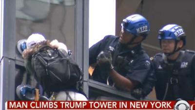 Man beklimt Trump Tower met speciale zuignappen