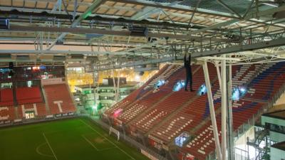 Freerunners beklimmen stadion de Galgenwaard in Utrecht