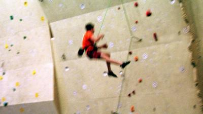 Klimmer ernstig gewond na val uit klimwand