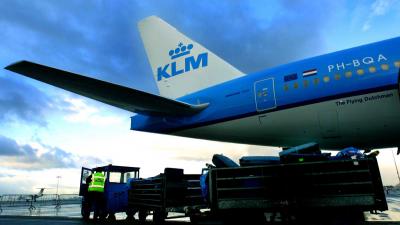 klm-koffer-bagage-platform-vliegtuig