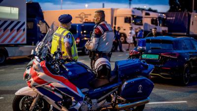 Marechaussees tijdens controle