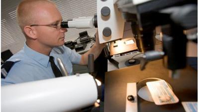 Foto van onderzoek paspoort | KMar