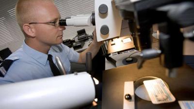 Marechaussee pakt fraudeurs valse ID-bewijzen op