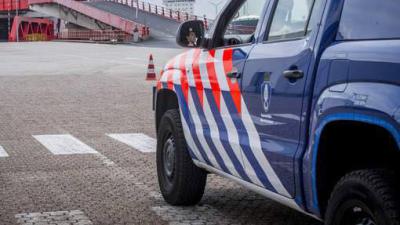 Marechaussee vindt 24 vreemdelingen in vrachtwagen in Europoort