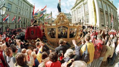 Staatsrechtegeleerden: Rutte moet kosten gouden koets wèl bekend maken'