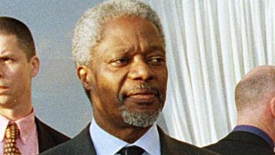 Kofi Annan rouwt op Schiphol