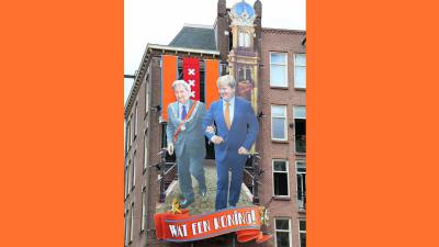 Ter ere van Koningsdag: Koning en Van der Laan nog één keer gearmd in de Jordaan