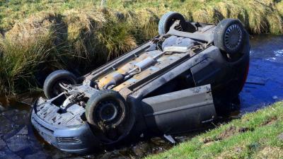 Auto op de kop in de sloot in Zuidbroek, bestuurder ongedeerd