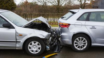 Lesauto betrokken bij kop-staartbotsing op Eindhovenseweg Zuid in Best