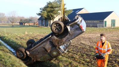 Auto belandt op de kop in sloot bij Anreep