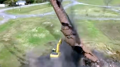 Machinist graafmachine komt wonder boven wonder met schrik vrij na instorten schoorsteen