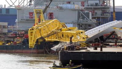 Meerdere mensen te water bij begeven kraan 