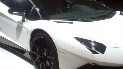 Peperdure Lamborghini raakt na manoeuvre uit trouwstoet en rijdt de sloot in