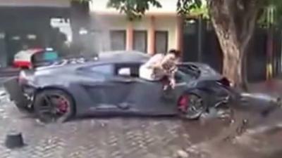 Peperdure Lambourghini niet onder controle, 3 mensen aangereden