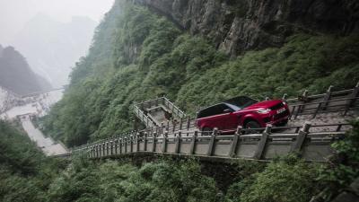 Range Rover Sport PHEV beklom Heaven's Gate met 999 treden