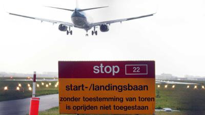 Vliegtuig zet landing in