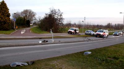 Auto rijdt lantaarnpaal uit de grond