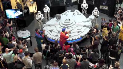 Vader en zoon bouwen groot ruimteschip van LEGO in twee dagen