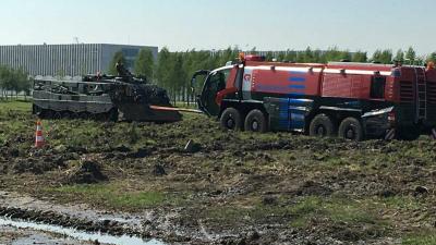 Leopard-2 bergingstank trekt crashtender Schiphol uit de modder