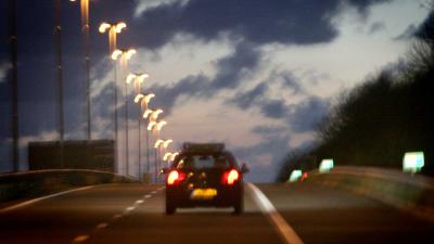 lesauto-donker-snelweg
