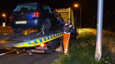 Automobilist niet gewond na botsing op lichtmast oprit A2 bij Best