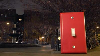 Reusachtige lichtschakelaar op plein in New York, wat zal er gebeuren?