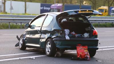 Auto ramt twee keer de vangrail bij crash op A2 bij Liempde