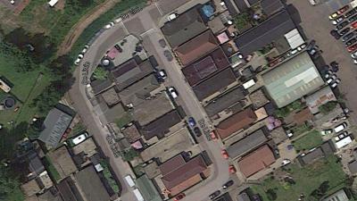 Projectiel slaat gat in dak woning