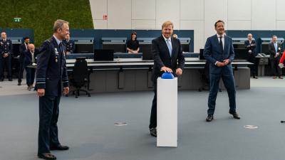 Koning opent centrum voor opleiding luchtverkeersleiders Polaris