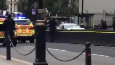 roadblock Auto crasht op roadblock bij parlementsgebouw Londen