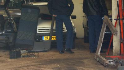 Politie stuit op vijf gestolen voertuigen in loods Volendam