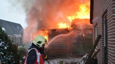 Brand legt loods in Hollandscheveld in de as