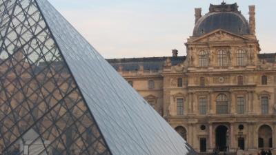 Militair aangevallen door man met kapmessen bij Louvre in Parijs