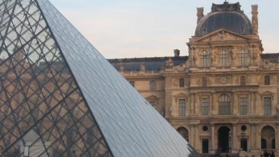 Militair aangevallen door man met kapmessen bij Louvre in Parijs