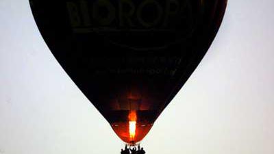 Piloot luchtballon bewusteloos geslagen door boer na landing in weiland