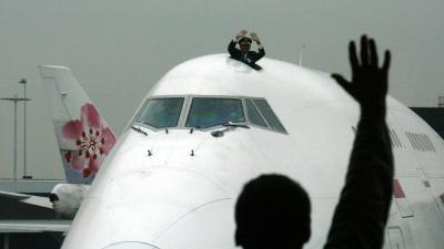 Onbekende neemt radiocontact op met vliegtuigen