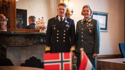 De Noorse Elisabeth Michelsen naast plaatsevervangend Commandant der Strijdkrachten viceadmiraal Boudewijn Boots.