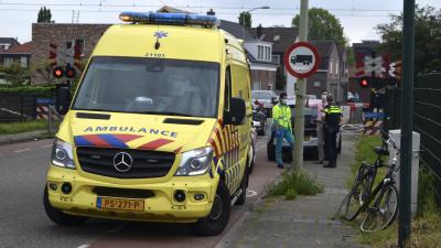 Hulpverleners helpen bij ongeval