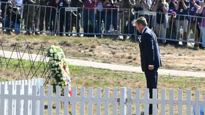 Koning legt krans bij herdenking