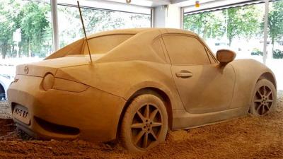 Zandkunstenaars maken replica van nieuwe Mazda MX-5 RF