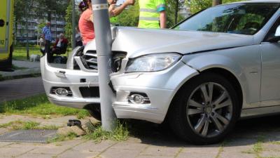 Auto ramt paal na ontwijken bus in Vlaardingen