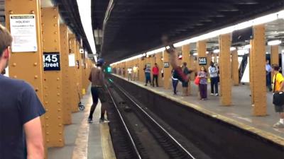 Sprong van ene naar andere metroperron loopt niet als gepland