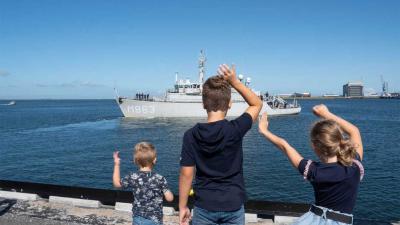 mijnenjager-uitzwaaien