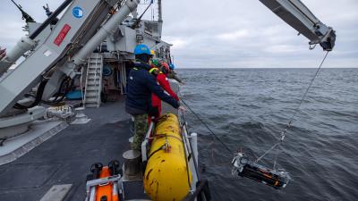 Een mijnenjager ruimt explosieven.