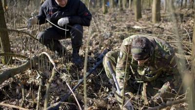 Foto van militair met metaaldetector | Archief min. Defensie