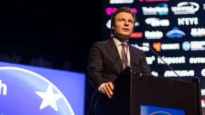 Minister Brekelmans tijdens zijn toespraak.