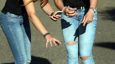 Veel ouders kijken op mobieltje kind