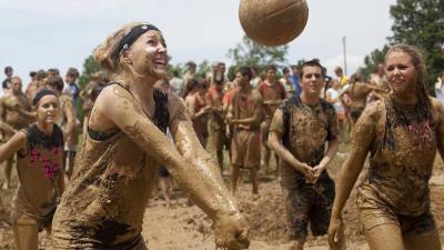 Lekker beachvolleyballen in de Limburgse modder - Blik op Nieuws